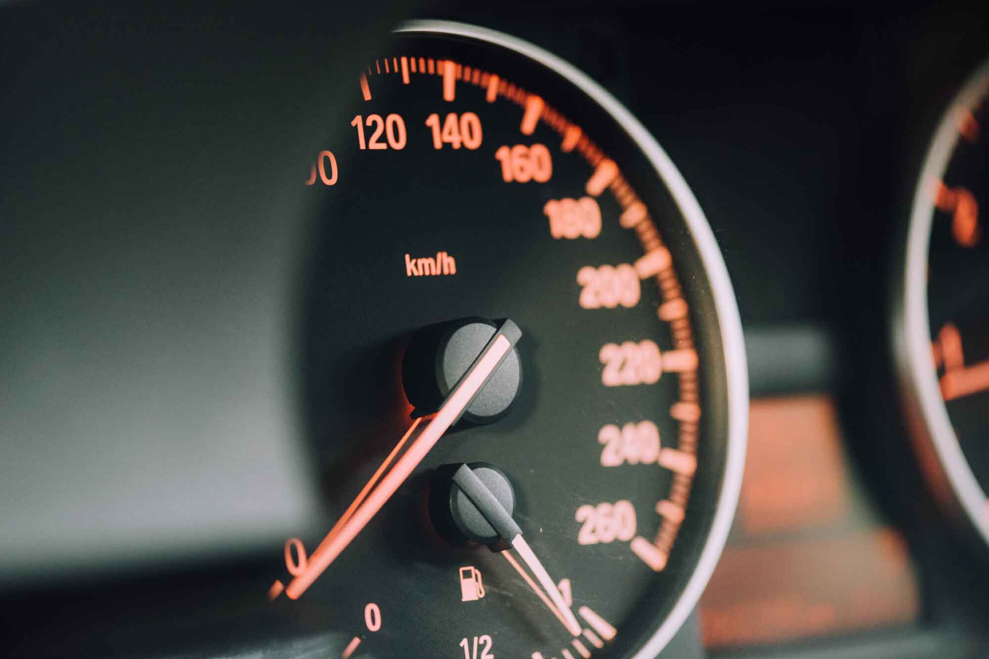 Geschwindigkeitsanzeige Auto / Warum Organisationen ein neues Effizienzdenken brauchen