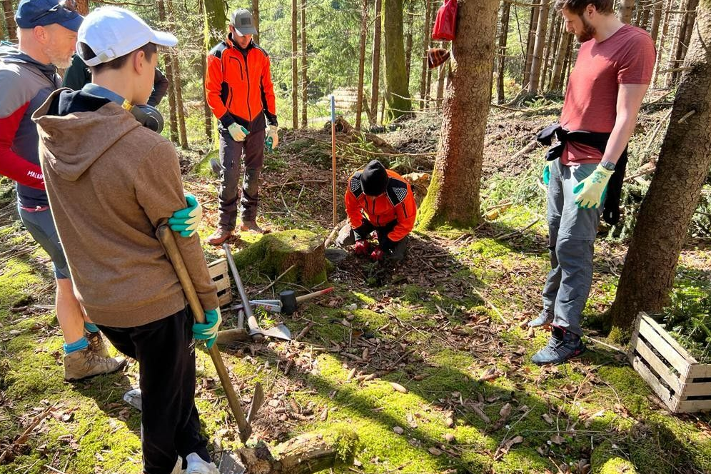 Mitarbeitende der Gemsensprung beim Baumpflanzen im Kemptener Wald