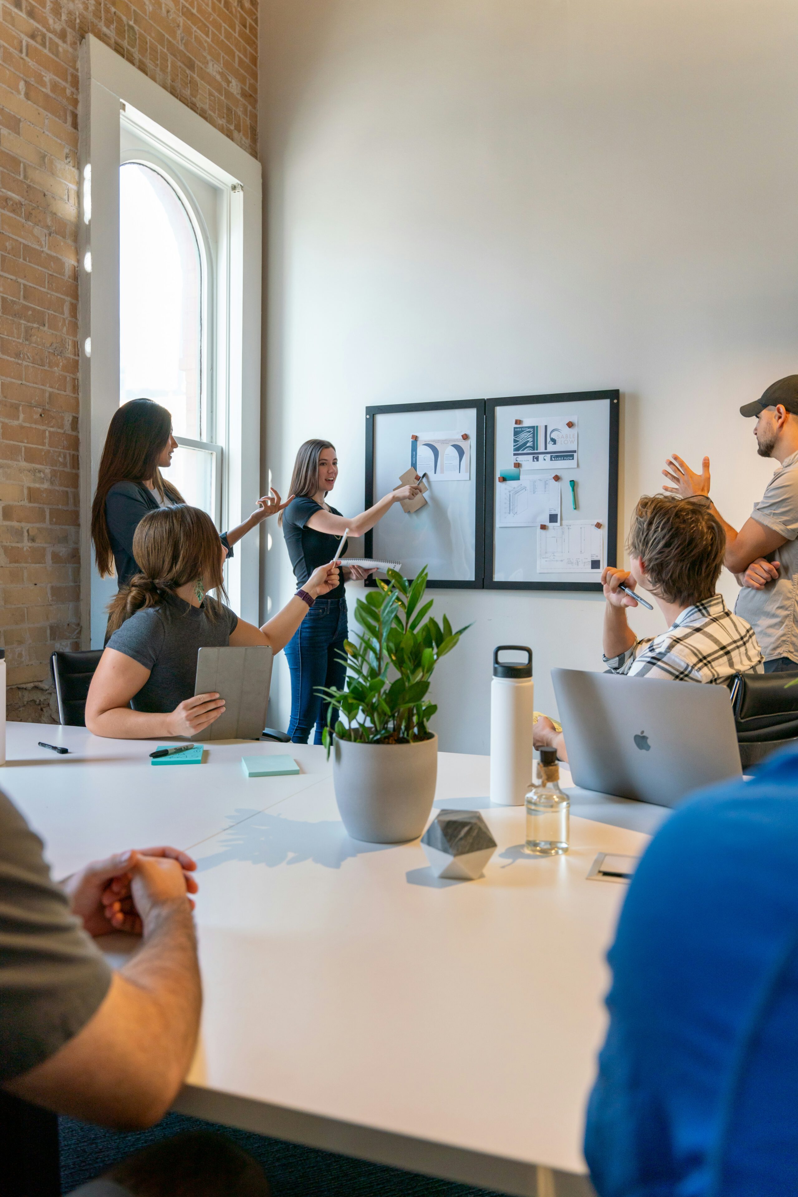 Erfolgsgeschichte Trainings, mehrere Personen, Brainstorming