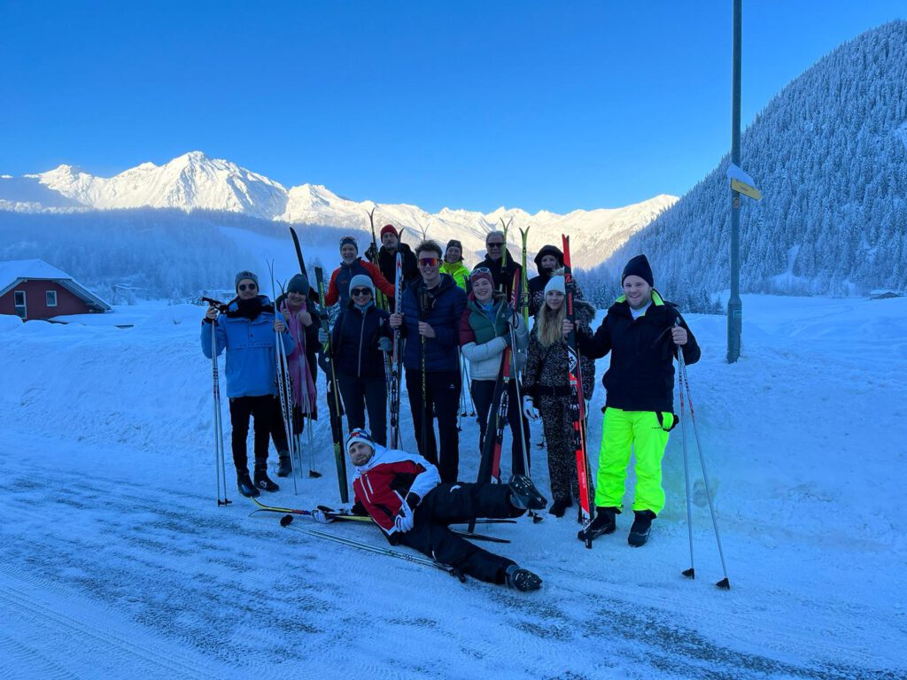 Team beim Skifahren