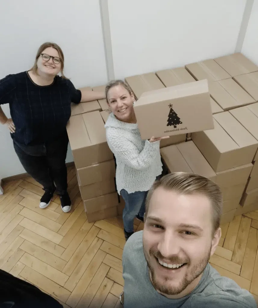Weihnachtsaktion 2021 Spenden an die Tafel Kartons packen